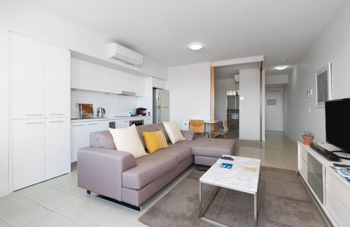 Yeppoon Apartment | Ocean View 1 Bed Unit . King Bed with En suite Bathroom