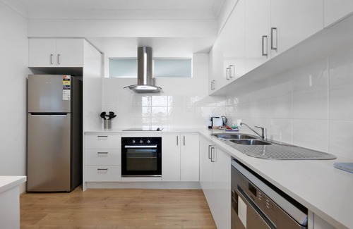 Surfers Paradise Apartment | Ocean View 2-Bed with Pool, Tennis Court & BBQ