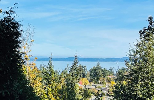 Cordova Bay House | Ocean View 2-Bedroom Suit in Cordova Bay, Victoria
