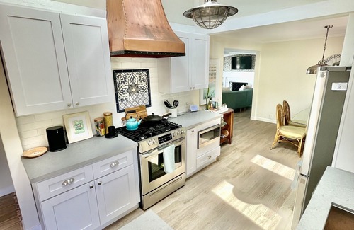 Summerland House | Ocean View Bungalow - walk to everything!