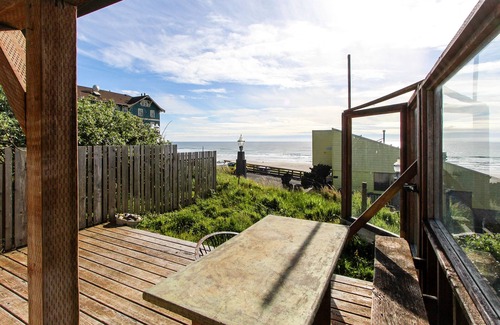 Newport House | Ocean View Home with Free WiFi and Cable and a Full Kitchen - One Dog is Welcome