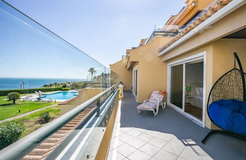 Cascais Condo | Ocean View I Sea Front 3-Bed Apt in Cascais w/Pool near Beaches