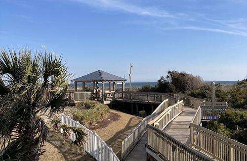 Morehead City Condo | Ocean View, King Bed, Sleeps 5