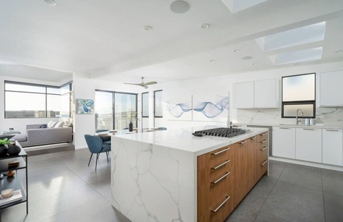 The Strand House | Ocean View | Steps to DT Manhattan Beach|King Beds
