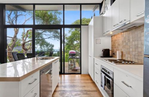 Skenes Creek House | Ocean View Treetops Retreat