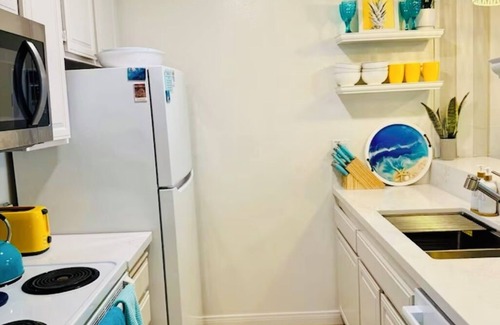 Townsite Condo | Ocean view, updated bright & relaxing beach condo close to it all!