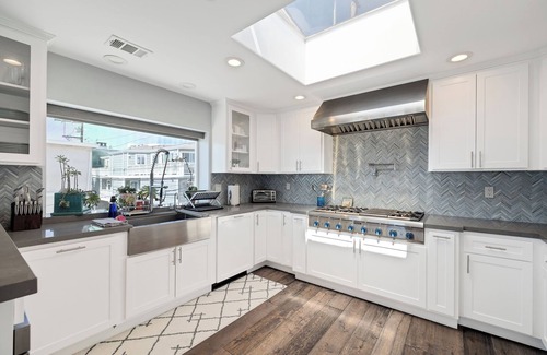 Sand Section House | Ocean View/Walking Distance to Beach/4-bedroom Home w/Hot Tub in Manhattan Beach