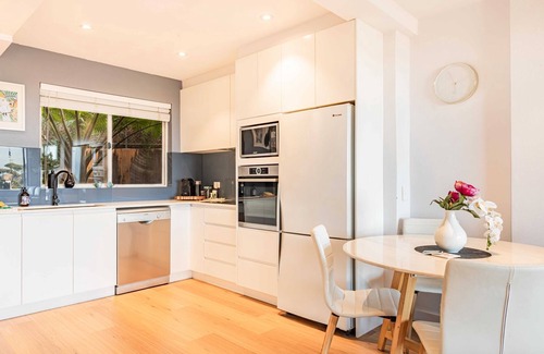 Collaroy Beach Apartment | Ocean Views 2-Bed Apartment Minutes from Beach