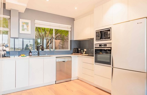 Collaroy Beach Apartment | Ocean Views 2-Bed Apartment Minutes from Beach