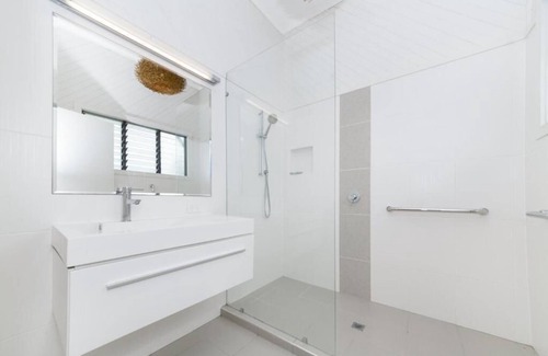 North Ward House | Ocean Views | A Tropical Paradise!
