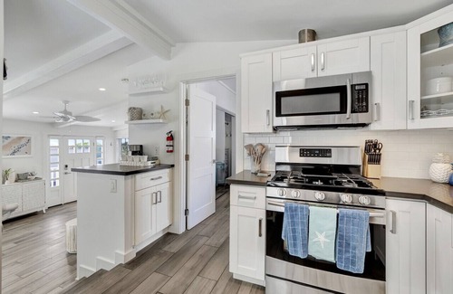 Laguna Beach Cottage | Ocean Views! Detached Villa by Victoria Beach