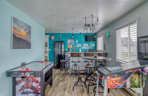 Lincoln City House | Ocean Views, Outdoor Living, Fire-Pit, and Hot Tub Near Beach and Casino!
