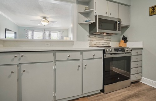 Demere Park Condo | Ocean Walk H-16 : New Appliances : Walk to Pier Village