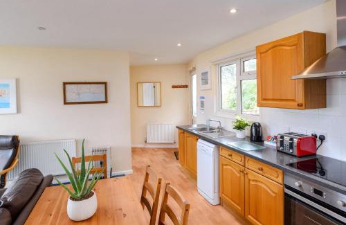 Seaton House | Ocean Waves - Mount Brioni