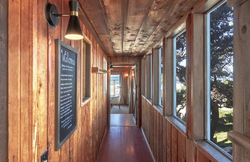 Roads End House | Oceanfront Beach Cottage w/High-End Mid-Century Furnishings in Roads End