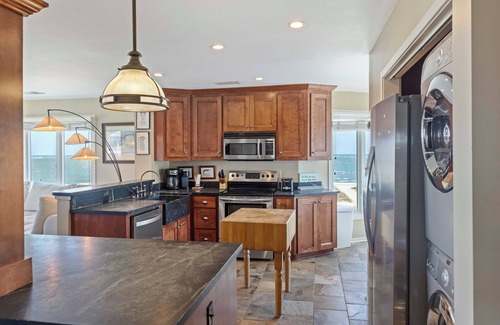 Isle of Palms Condo | Oceanfront Condo in WILD DUNES! Fully Renovated with Rooftop Balcony!