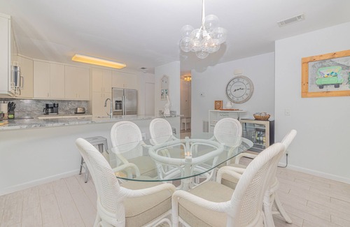 Isle of Palms Condo | Oceanfront Condo in Wild Dunes! Community Pool! Great View Looking at Ocean!