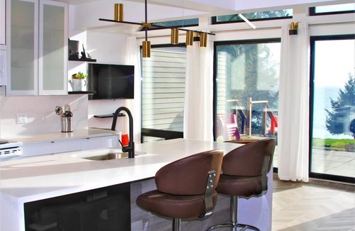 Otter Point Cottage | Oceanfront Cottage: Where Natural Beauty Meets Modern Comfort