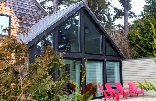 Otter Point Cottage | Oceanfront Cottage: Where Natural Beauty Meets Modern Comfort