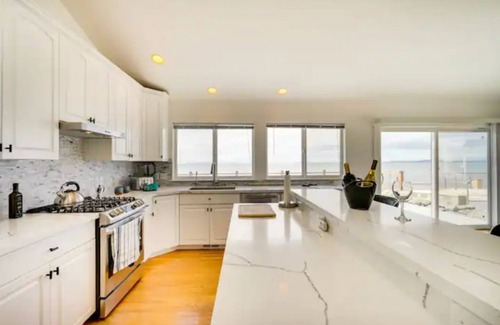 Oak Harbor House | Oceanfront Escape w/Hot Tub!.