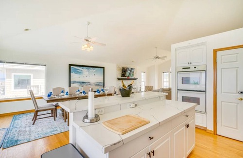 Oak Harbor House | Oceanfront Escape w/Hot Tub!.