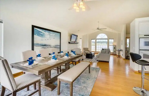 Oak Harbor House | Oceanfront Escape w/Hot Tub!.