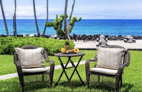 Kailua-Kona Condo | Oceanfront ground level recent remodel at Kona Isle
