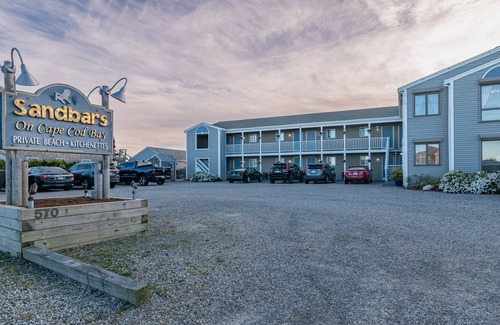North Truro Apartment | Oceanfront hideaway with full kitchen, AC, sunrise-view balcony