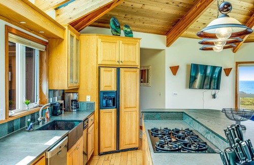 Fort Bragg House | Oceanfront home on the bluffs with amazing view, hot tub, game room - 1 dog OK