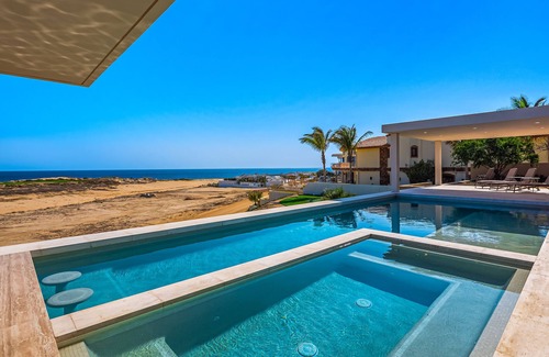 Los Cabos House | Oceanfront house with on-site golf, heated pool, hot tub, fitness room & grill