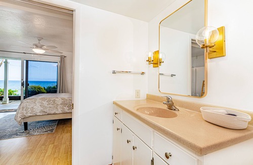 Kapoho Bed & Breakfast | Oceanfront in Hilo Hale Kai Suites Heritage Room - Queen Bed, Private Bath