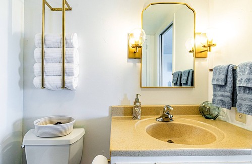 Kapoho Bed & Breakfast | Oceanfront in Hilo Hale Kai Suites - Moana Room - King Bed, Private Bathroom