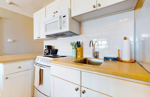 North Truro Apartment | Oceanfront oasis with kitchenette, bay-view patio & AC - dog-friendly