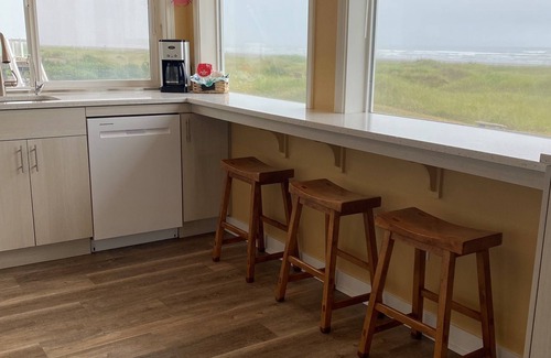 Moclips House | OCEANFRONT, PRIVATE BEACH ACCESS, MOCLIPS EAGLE'S NEST. HOT TUB, AMAZING VIEWS!