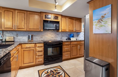 Chandler Park Apartment | Oceanfront retreat with pool and sauna access, patio, deep tub - dog-friendly