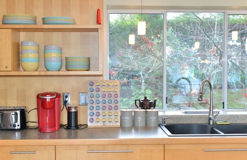Courtenay House | Oceanfront Retreat w/Cabana, Views & EV Charger