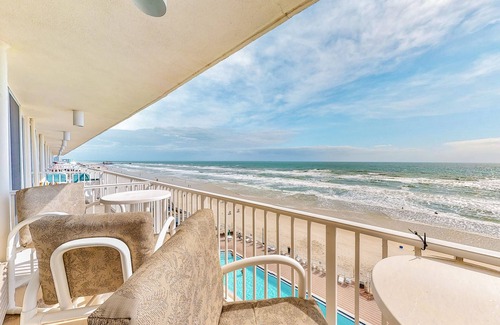 Lenox Park Condo | Oceanfront, Snowbird-Friendly Condo with Shared Pool and Hot Tub plus Central AC