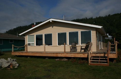 Yachats House | Oceanfront Splendor at Yachats Sunset, Front Row to Ocean and Tidepools