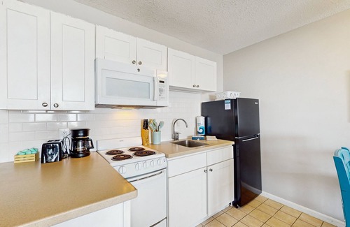 North Truro Apartment | Oceanfront studio with lovely views, AC & great location - dogs welcome