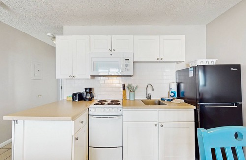 North Truro Apartment | Oceanfront studio with lovely views, AC & great location - dogs welcome