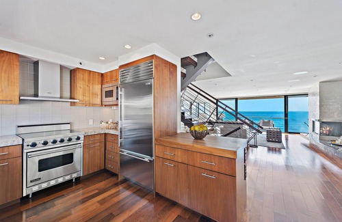 Blue Lagoon House | Oceanfront townhome Victoria Beach Walk to the Montage