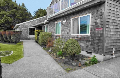 Depoe Bay Condo | Oceanfront, Whale Watching, Pool | Sunset Serenity