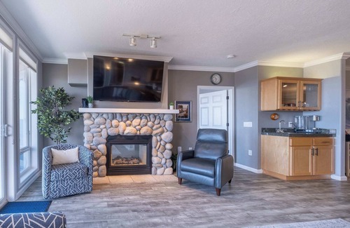 Depoe Bay Condo | Oceanfront, Whale Watching, Pool | Thundering Sea