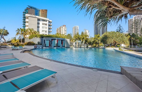Surfers Paradise Apartment | Oceanview 2-Bed with Pool, Sauna, Gym & Parking