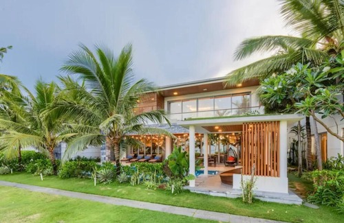 Ngu Hanh Son House | Oceanview Beachfront Villa With Pool & Garden