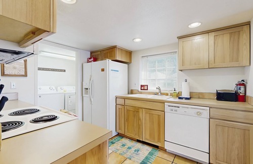 Oceanside Apartment | Oceanview Escape with Sweeping Views and Easy Beach Access