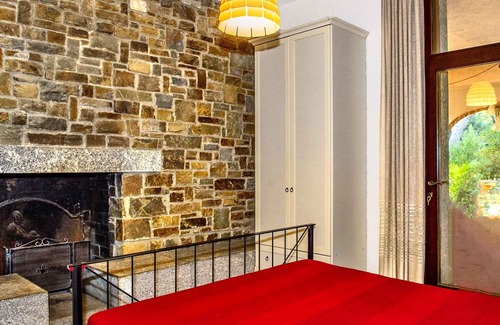 Le Rocchette Apartment | ocher apartment by the sea with private beach and private parking