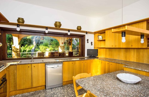 Le Rocchette Apartment | ocher apartment by the sea with private beach and private parking