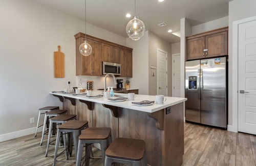 Ivins House | Ocotillo Springs Resort 18| Sleeps 18 people, Arcade Game, Grill, and Community Amenities