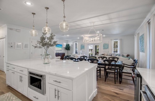 Crystal Beach House | Oct 9-12 Open! Gorgeous 6 Bed, Private Pool, Beach Service & 6 Seat Golf Cart!